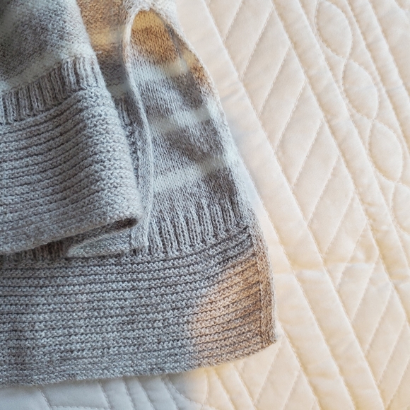 Old Navy Cream Sweater - Picture 5 of 6